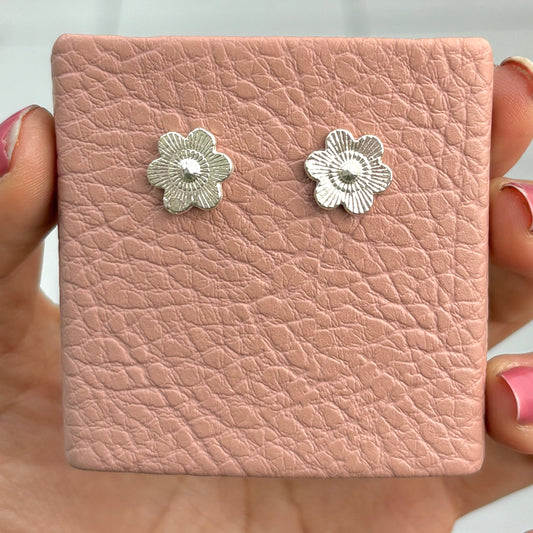 Arete flor textura lineas 6 petalos pegado - plata