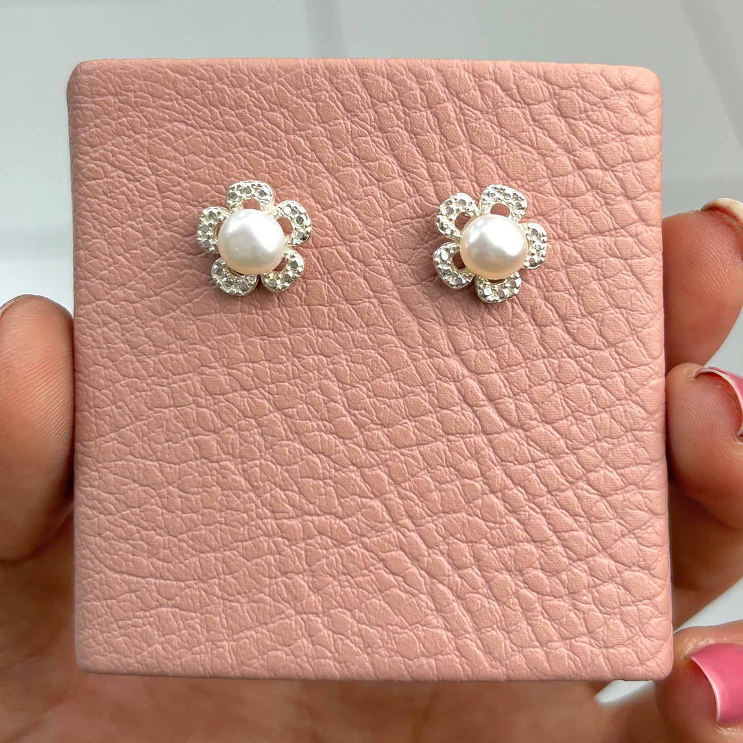 Arete flor perla 5 petalos diamantado pegado - plata