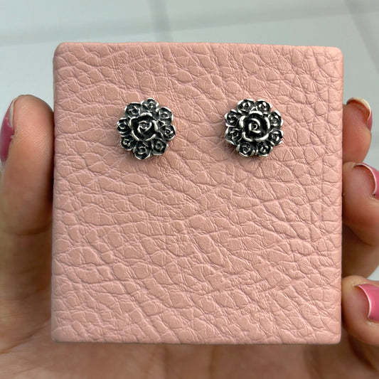 Arete flor rodeado de mini flores pegado - plata quemada