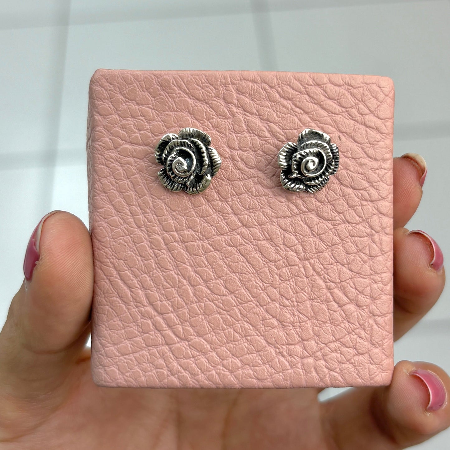 Arete rosa lineas pegado - plata quemada