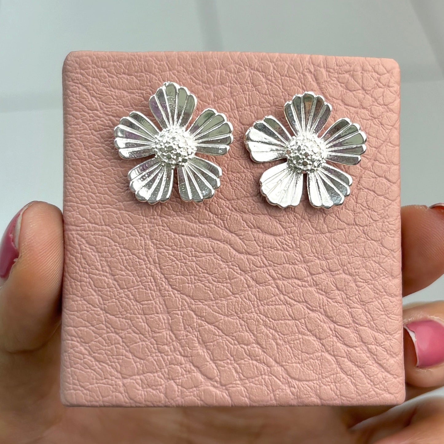 Arete flor grande 5 petalos pegado - plata