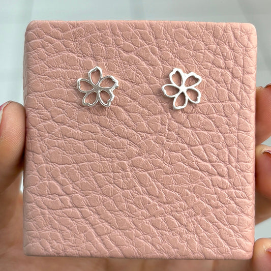 Arete flor 5 petalos calados pegado - plata