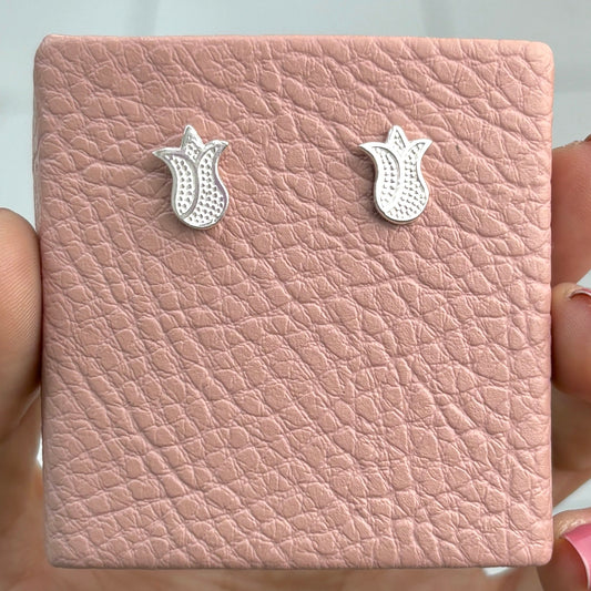 Arete tulipan con textura pegado - plata