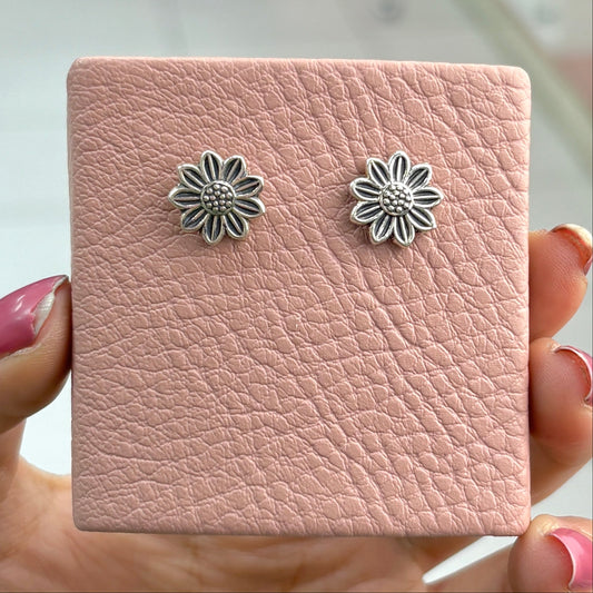 Arete flor 9 petalos pegado - plata quemada