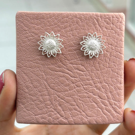 Arete girasol petalos calados pegado - plata