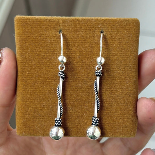 Arete palo con bola y cadena entorchada - plata quemada