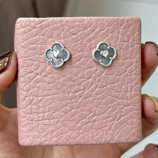 Arete tipo Van corazon pegado - plata quemada