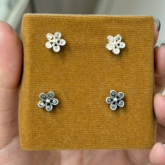 Arete flor 5 petalos con puntos pegado - plata