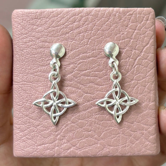 Arete nudo de bruja calado con poste - plata