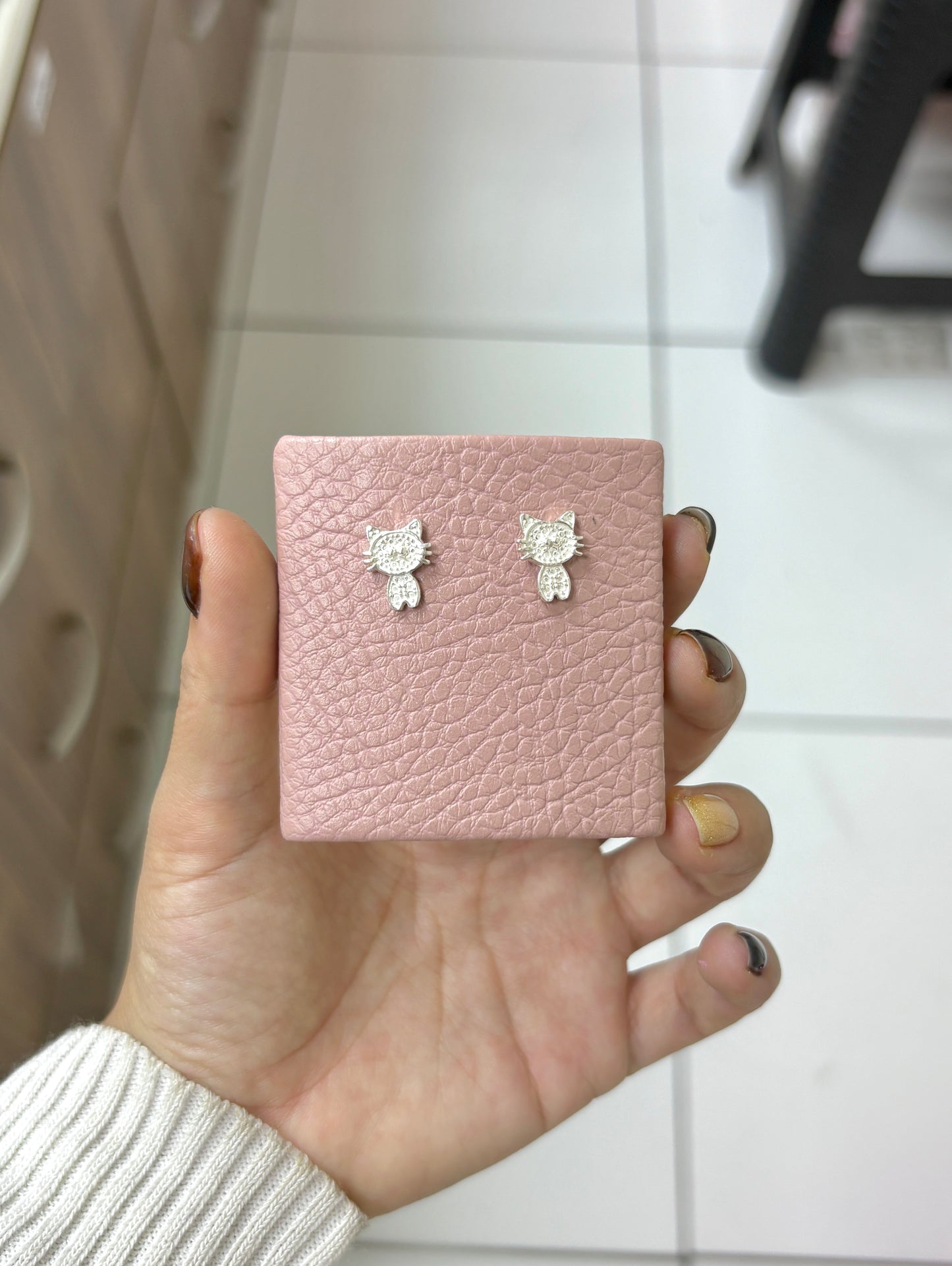 Arete gato diamantado 2 puntos ojos pegado - plata