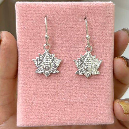 Arete flor de loto martillada colgante - plata