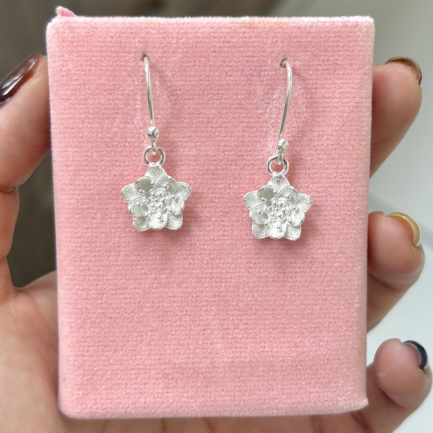 Arete flor 3D petalos con rayas colgante - plata