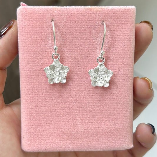 Arete flor 3D petalos con rayas colgante - plata