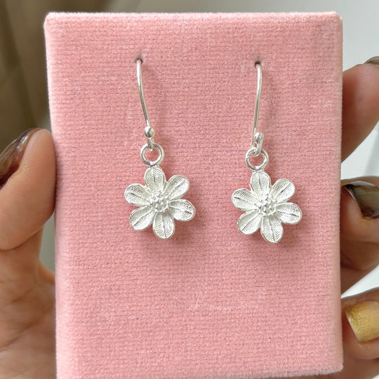 Arete flor petalos circulares con rayas colgante - plata