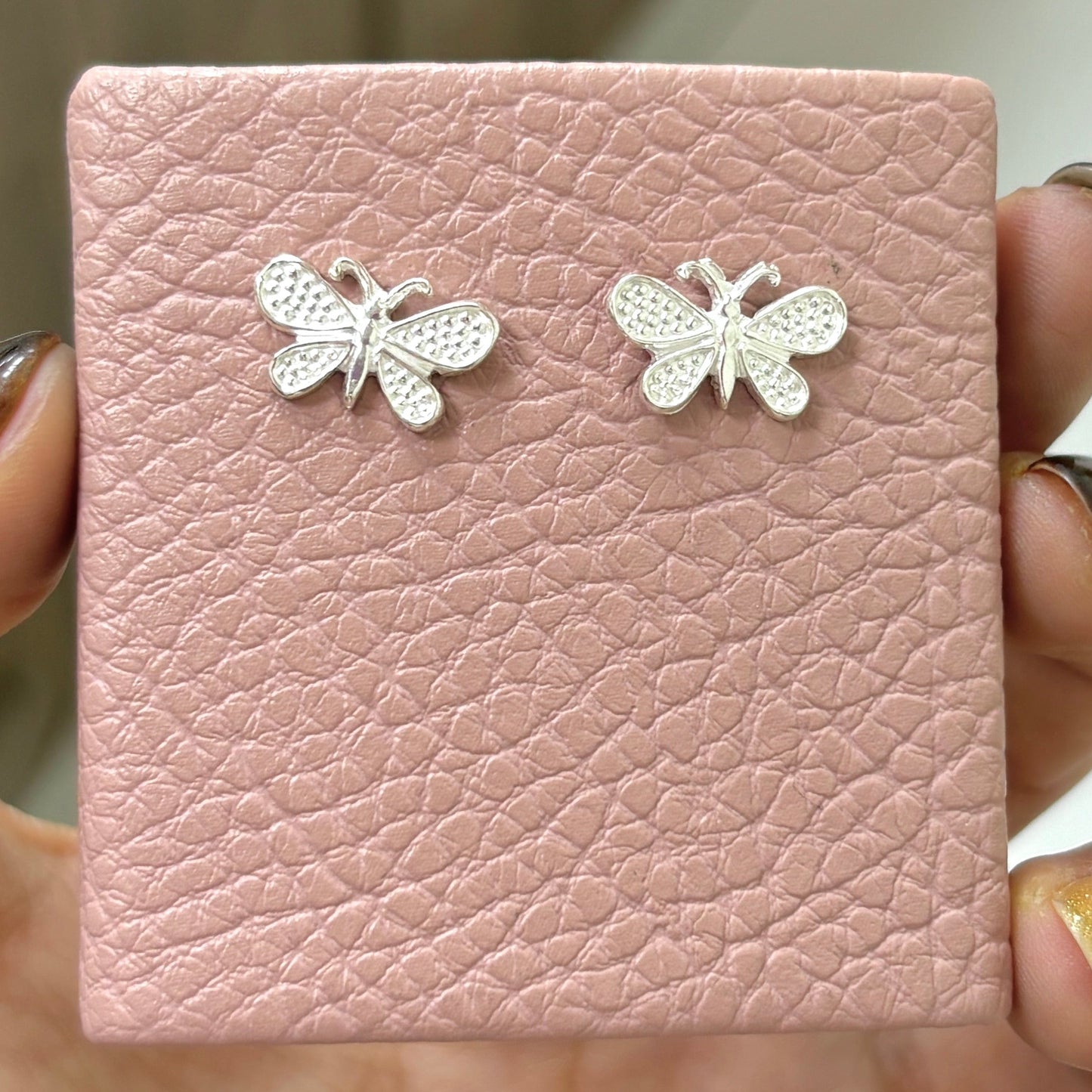 Arete mariposa alas con puntos pegado - plata