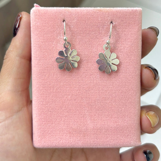 Arete flor 8 petalos liso colgante - plata