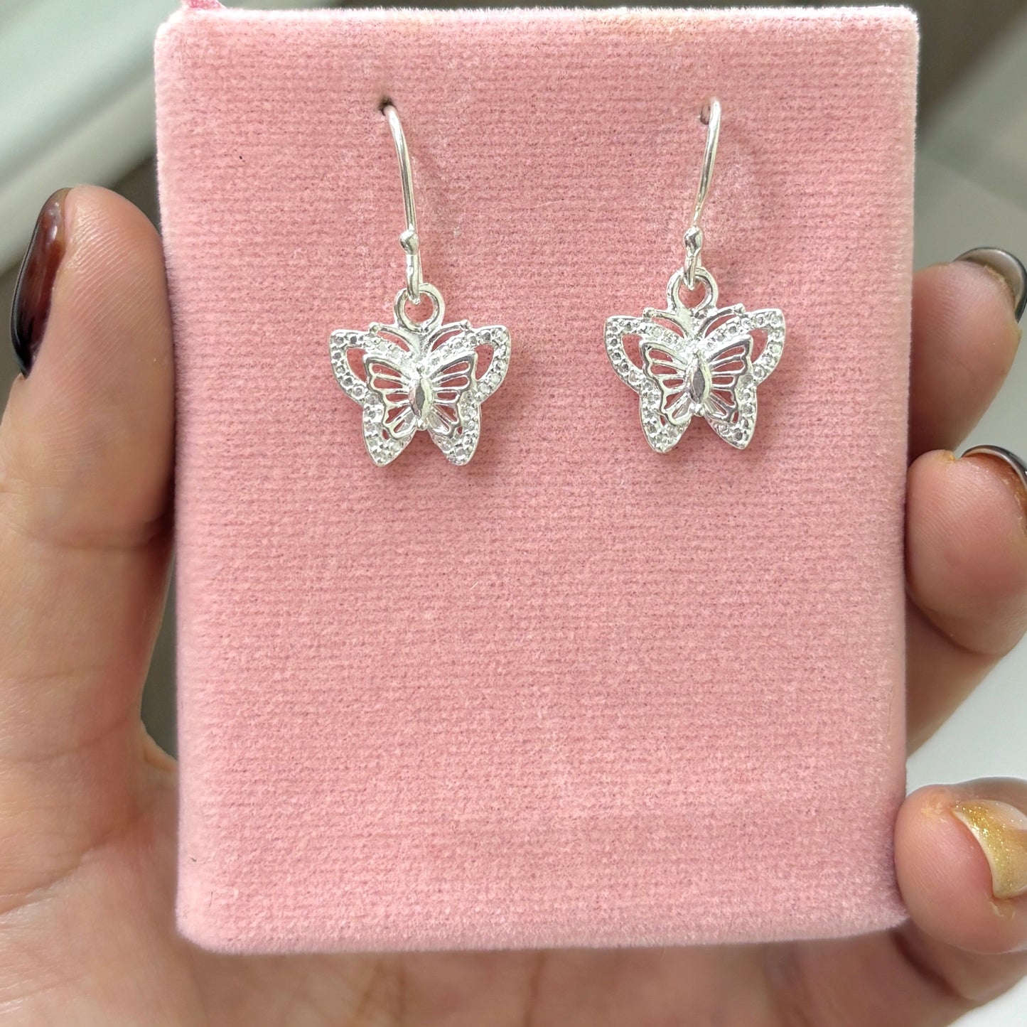 Arete mariposa alas caladas colgante - plata