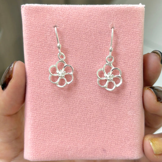 Arete flor petalos calados colgante - plata