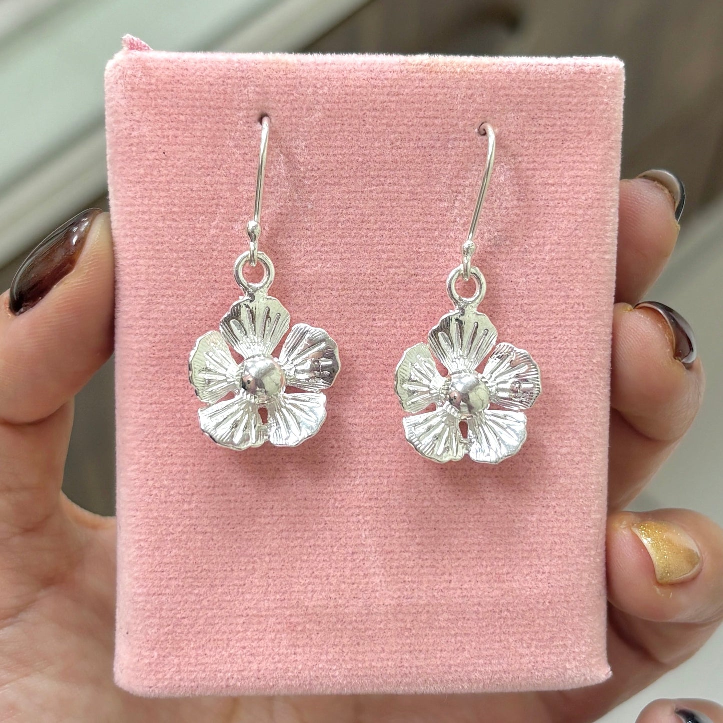 Arete flor 5 petalos con rayas colgante - plata