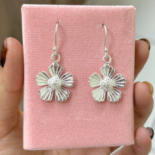 Arete flor petalos en concha rayas colgante - plata