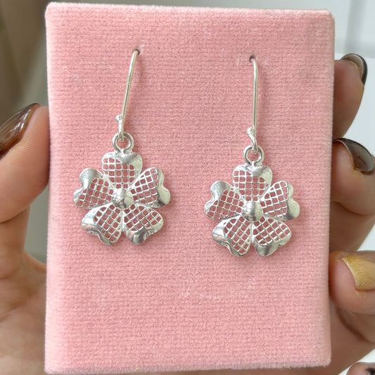 Arete petalos encorazonados tejidos colgante - plata
