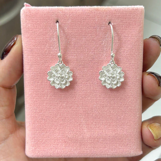 Arete flor petalos encorazonados doble nivel colgante - plata