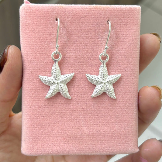 Arete estrella de mar martillado colgante - plata