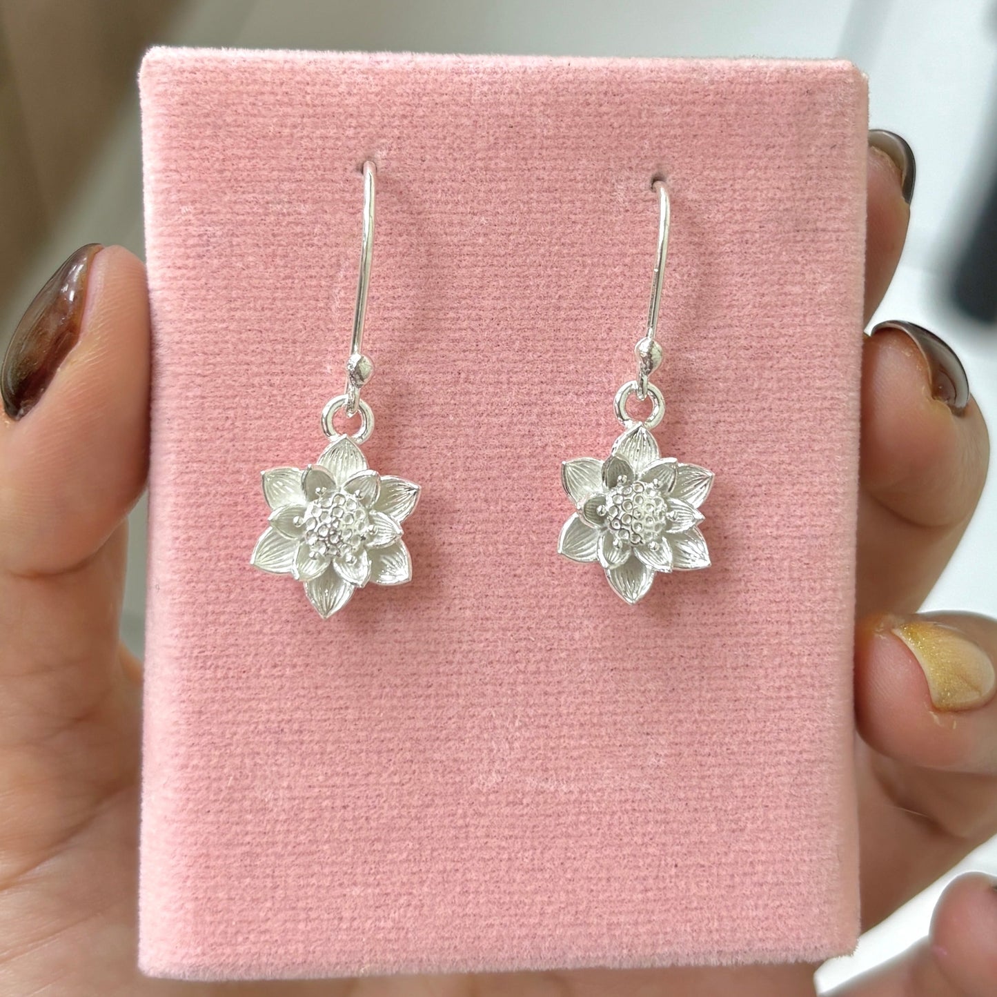 Arete flor con puntos colgante - plata