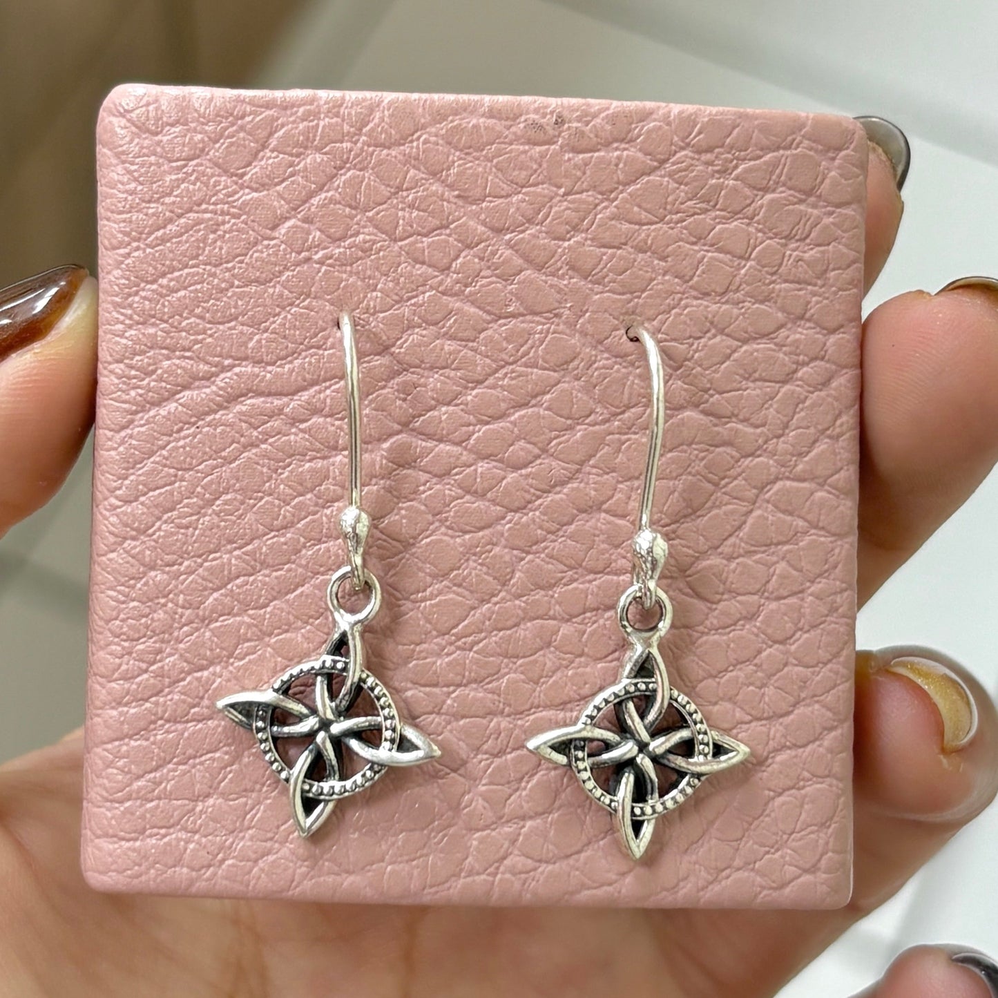 Arete nudo de bruja puntos colgante - plata quemada