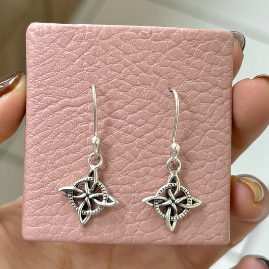 Arete nudo de bruja puntos colgante - plata quemada