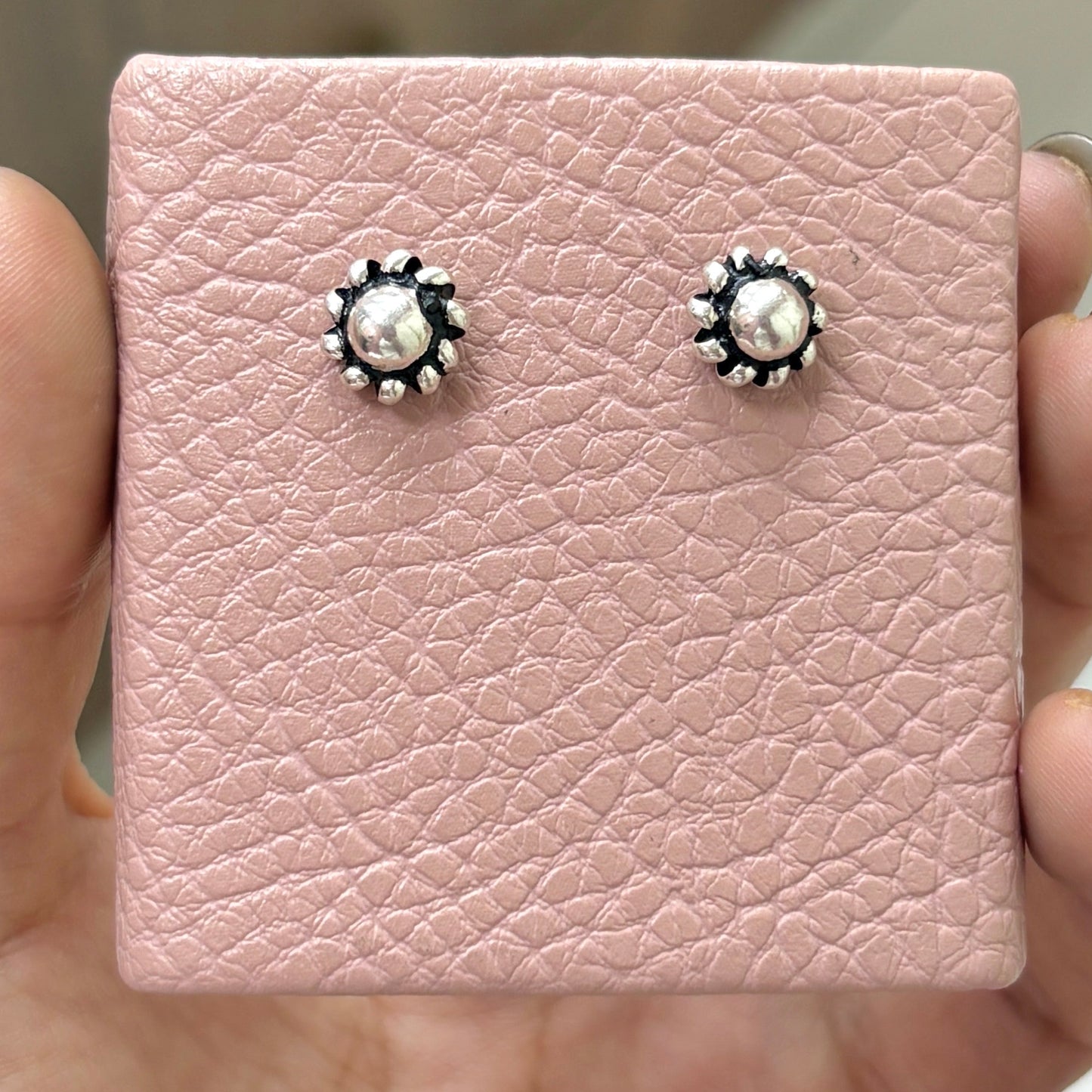 Aretes bola contorno pegado - plata quemada