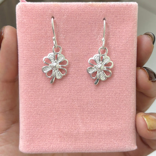 Arete flores con circones blancos colgante - plata