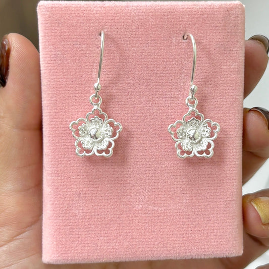 Arete flor 5 petalos curvas 3D colgante - plata