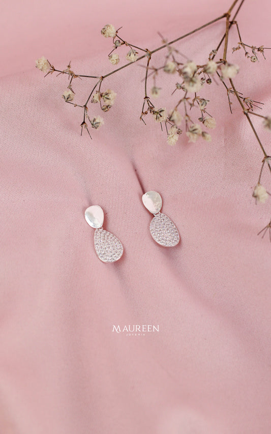Arete oval lisa y circones planas poste- Plata