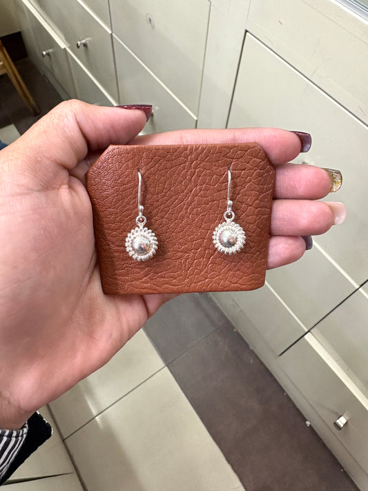 Arete circular trenzado bola colgante grande - plata