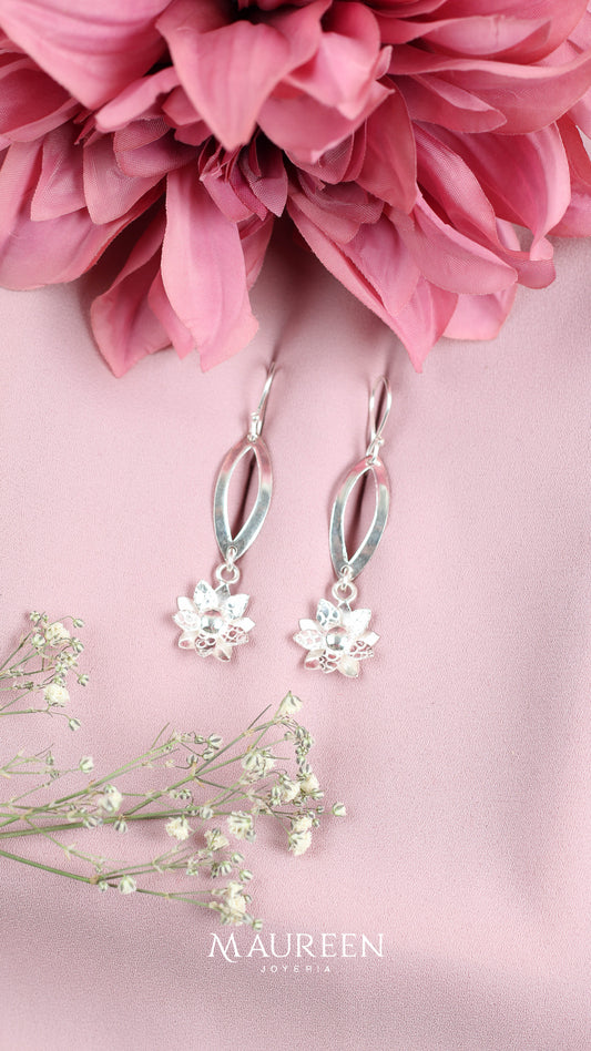 Arete flor colgante