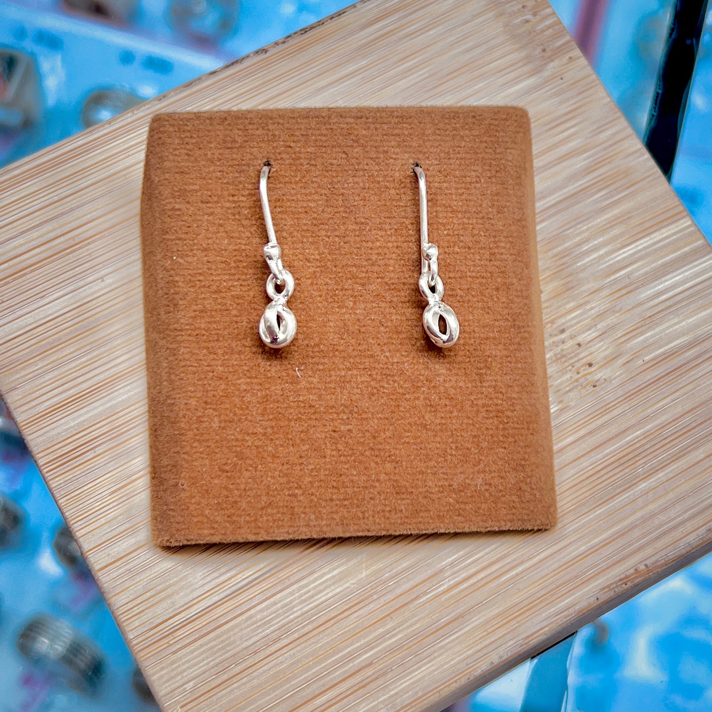 Arete donas entrelazadas pequeñas colgante - plata