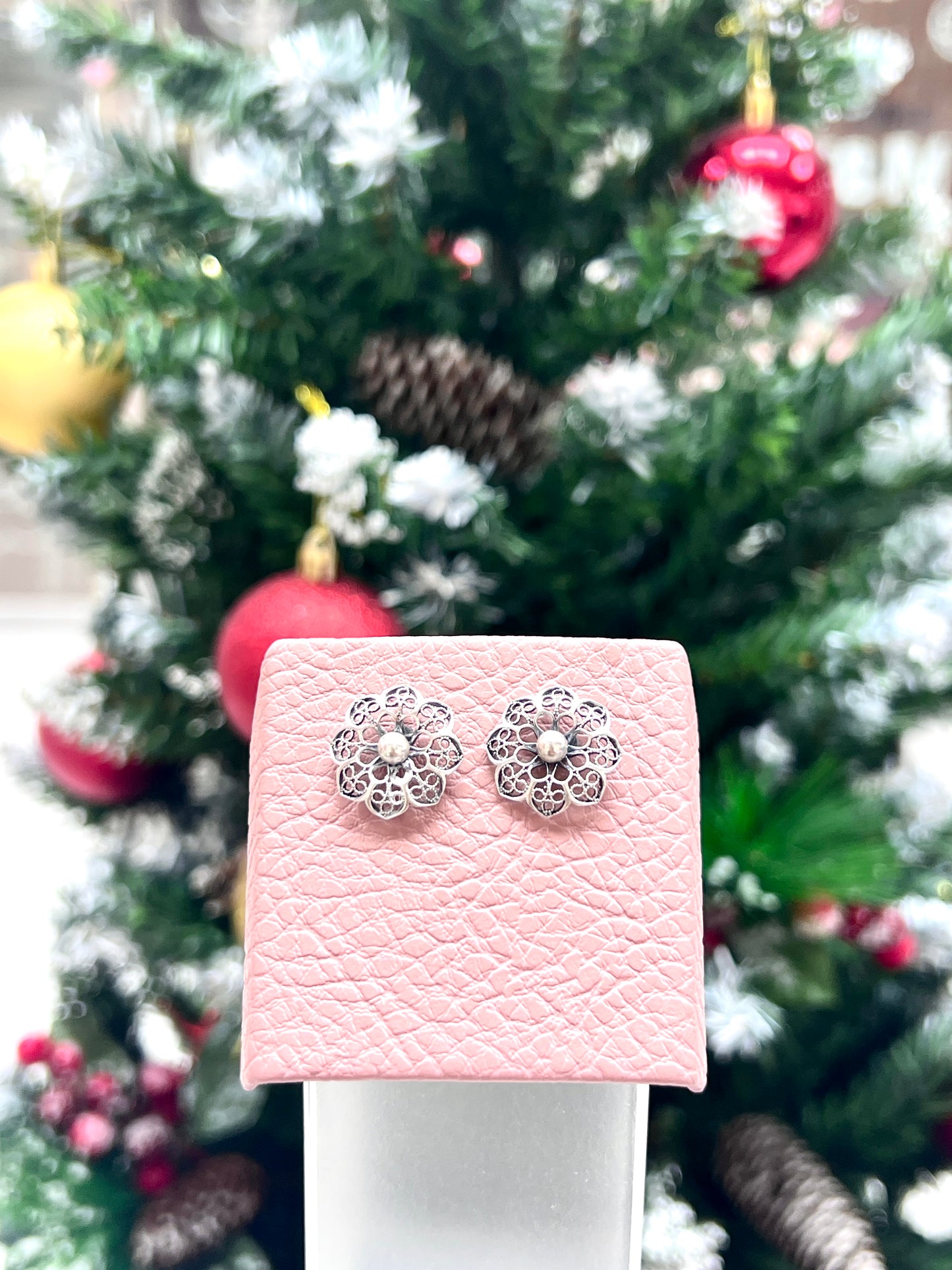 Arete flor tejida 8 petalos pegada  - Plata quemada