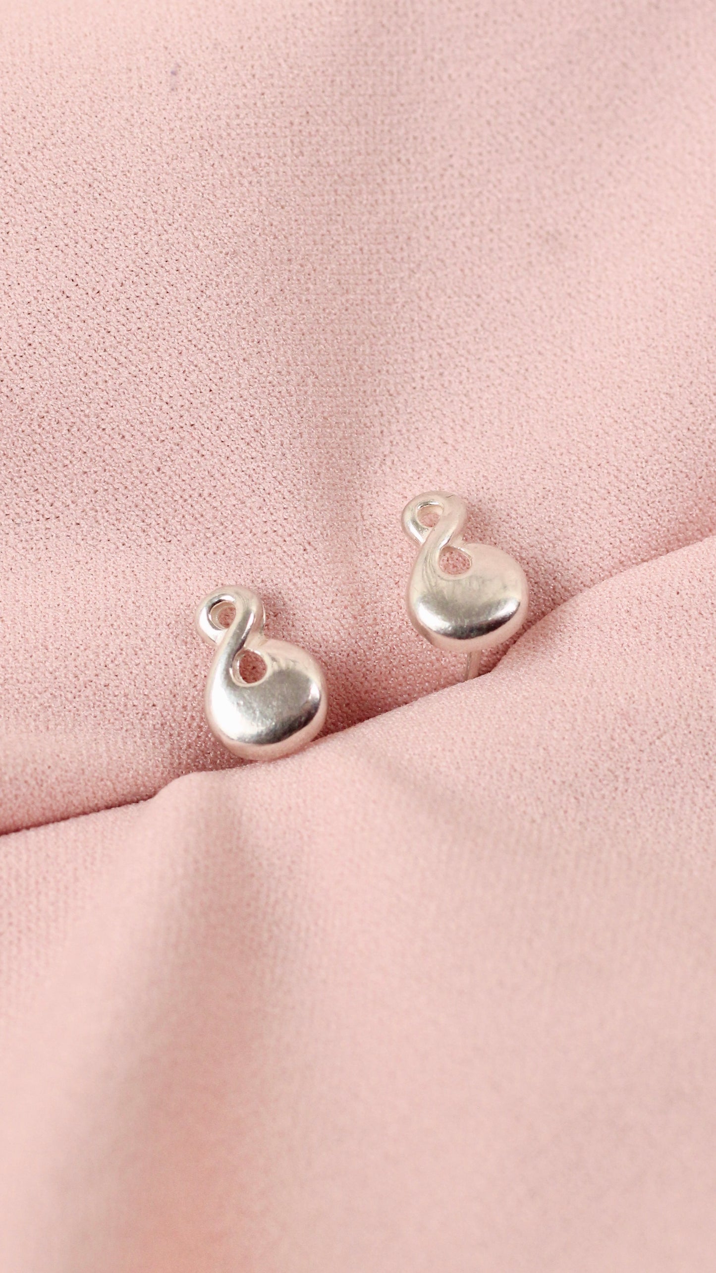 Arete forma de 8 pegado - plata