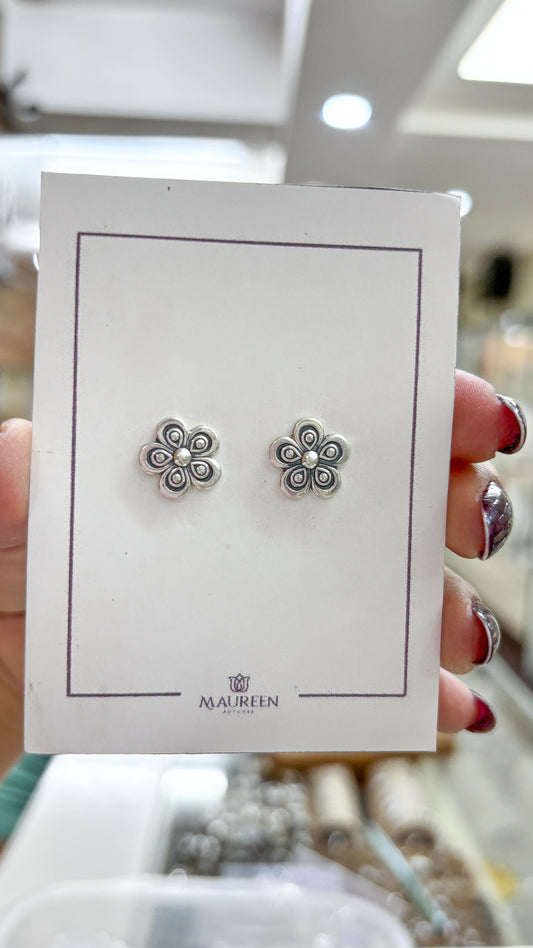 Arete flor con petalos en gota plata quemada pegado   -   Plata