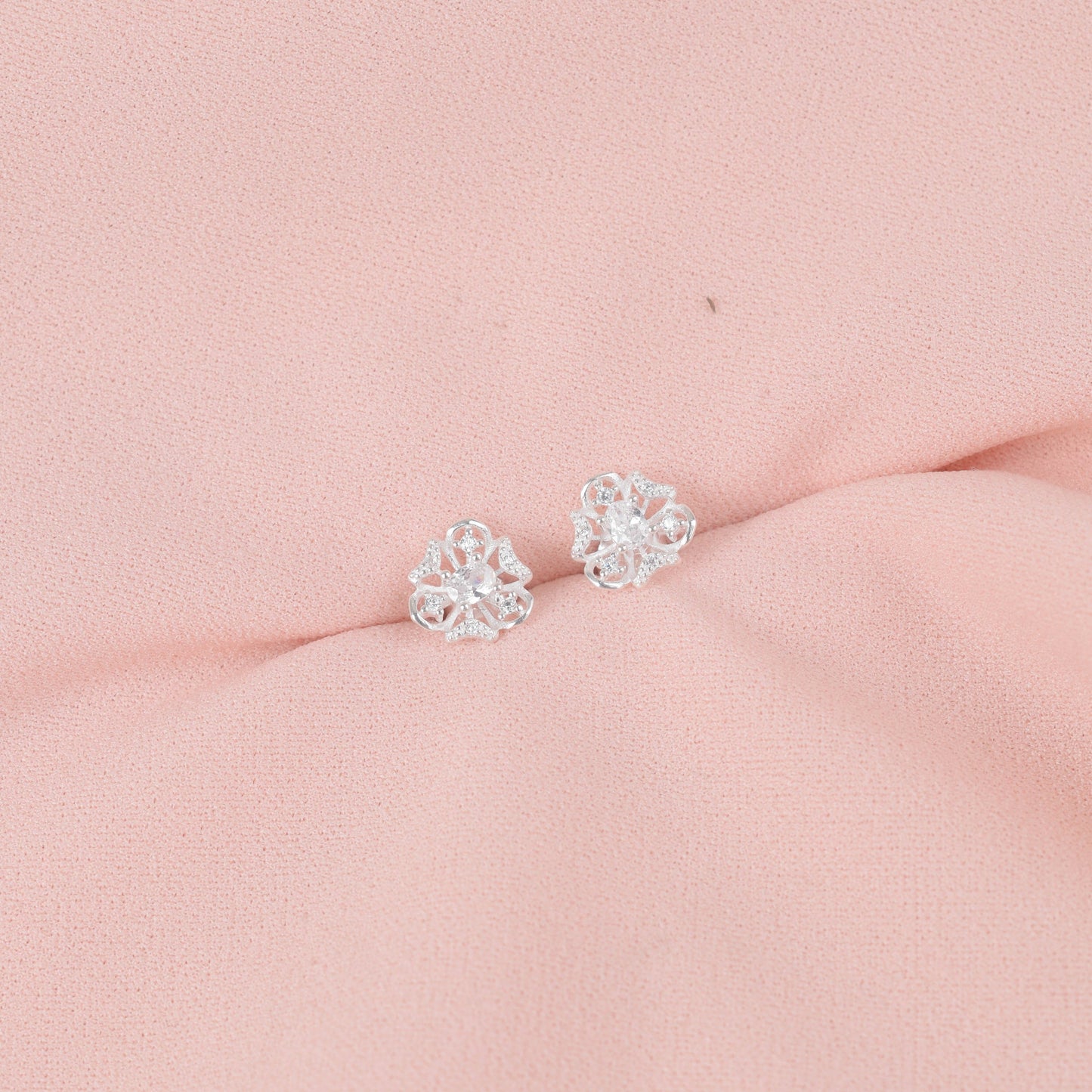 Arete flor calada con mini circones - Plata