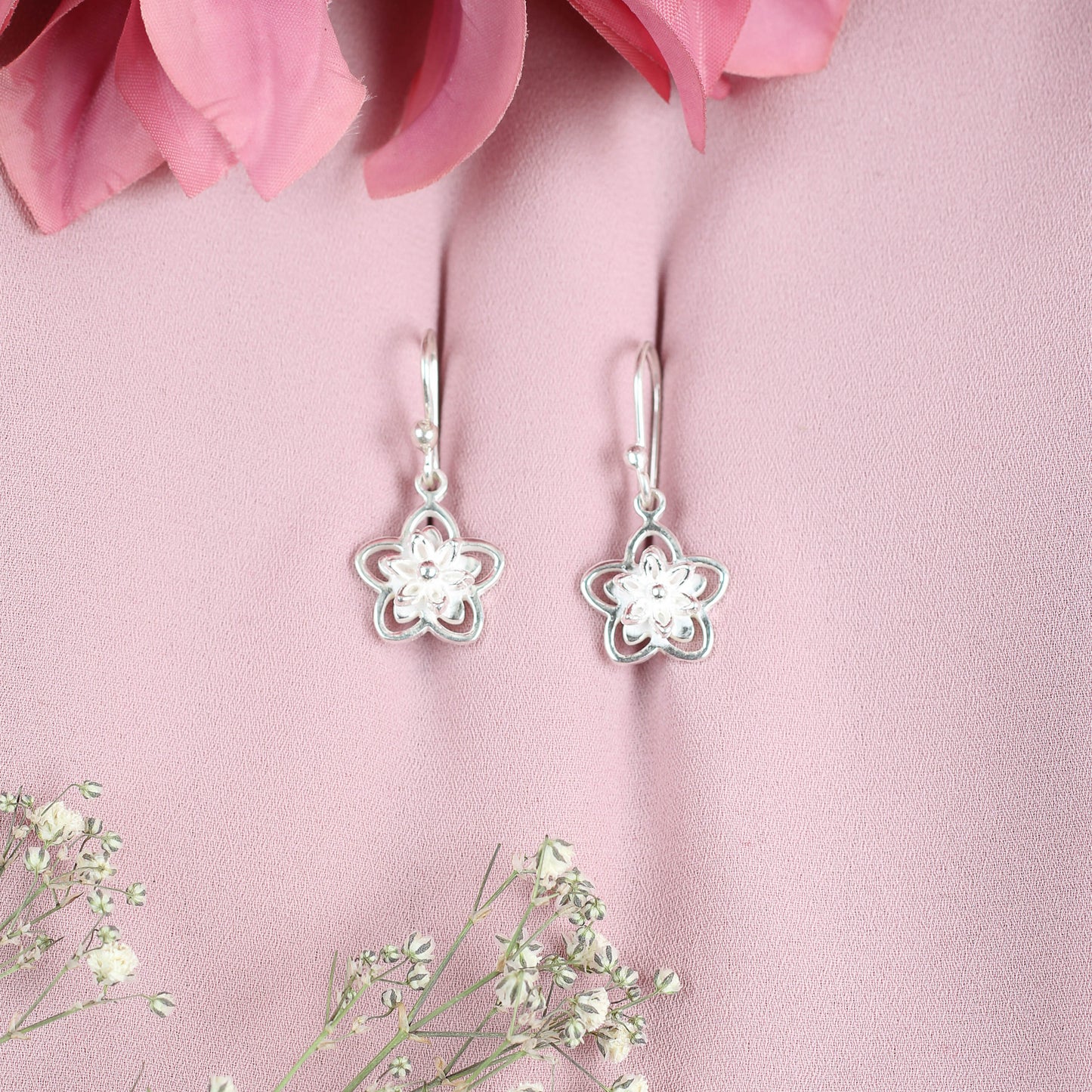 Arete flor pequeña 3D petalos en punta - Plata