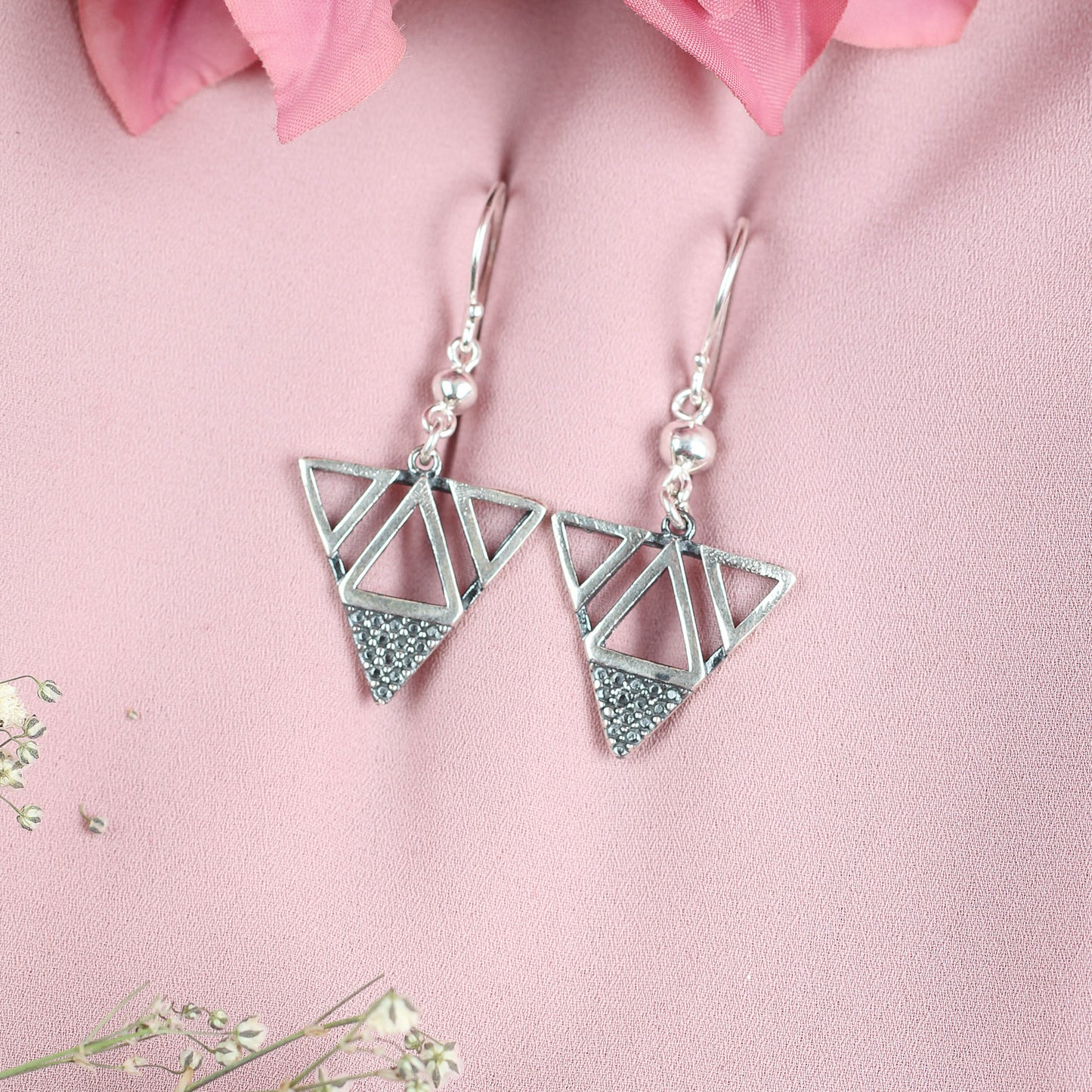 Arete triangulo invertido plata quemada - Plata