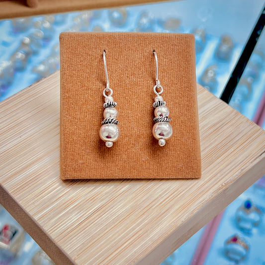 Arete dos esferas con entorchado - plata quemada