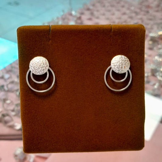 Arete texturado circulo con dos argollas lisas - Plata