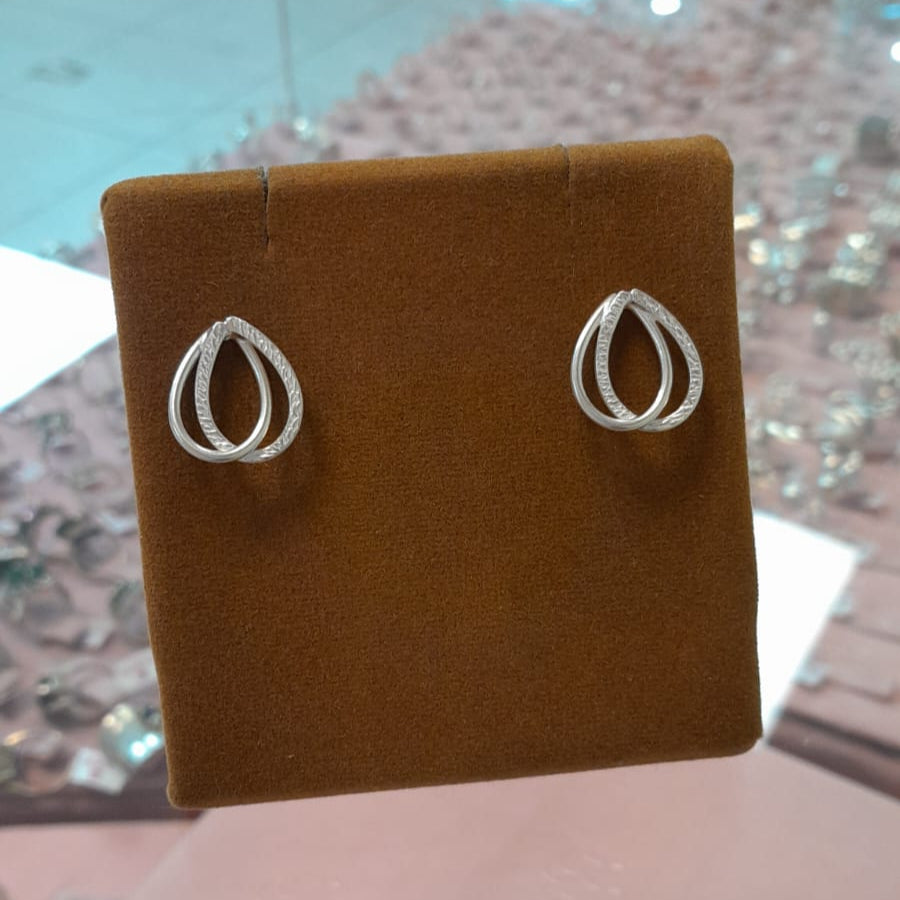 Arete texturado gotas caladas entrelazadas, poste - Plata