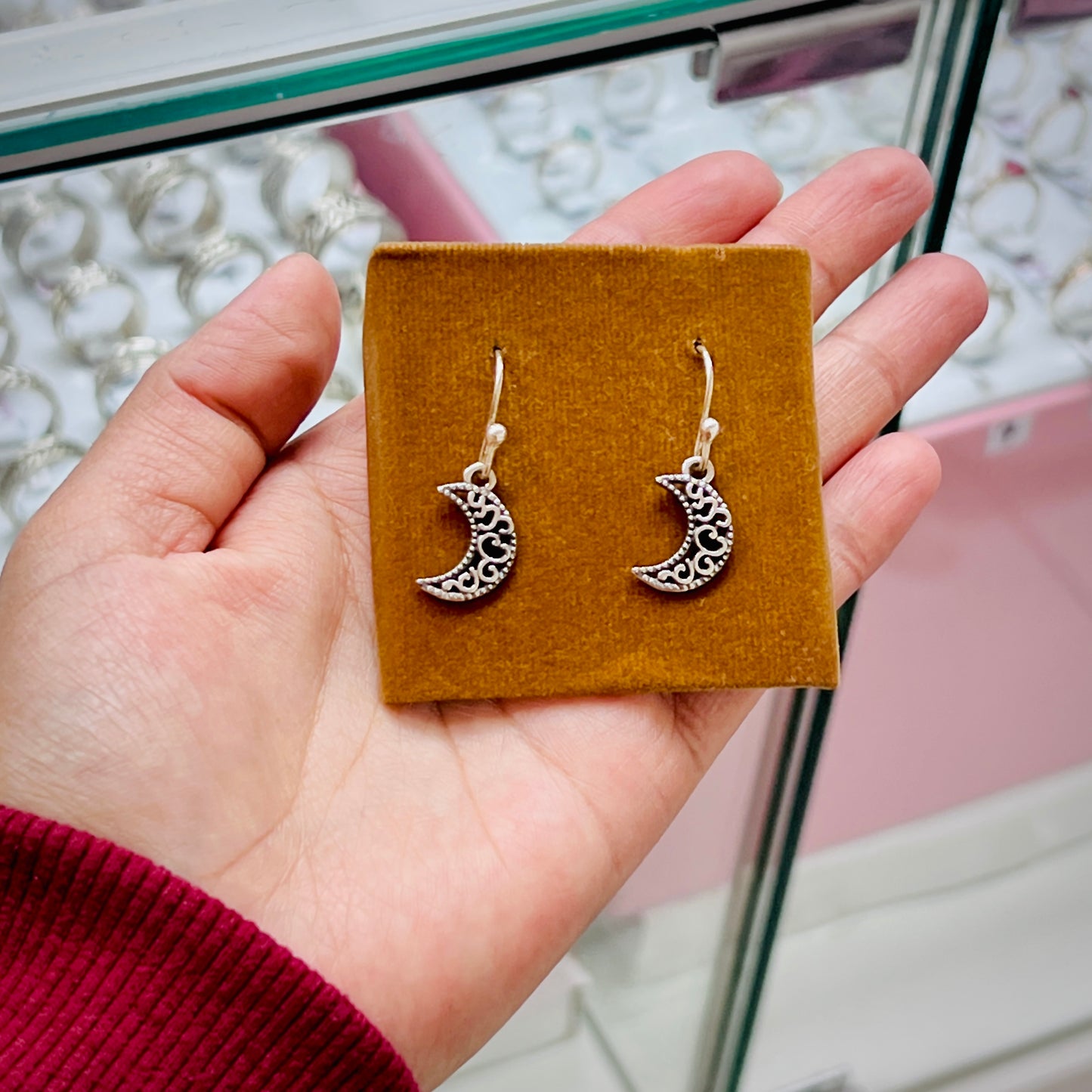 Arete colgante luna calada con puntos en contorno - plata quemada