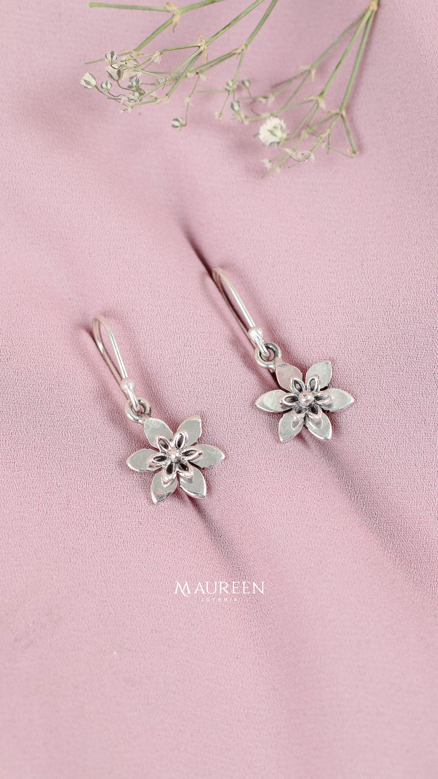Arete colgante flor grande y flor pequeña en el centro plata quemada