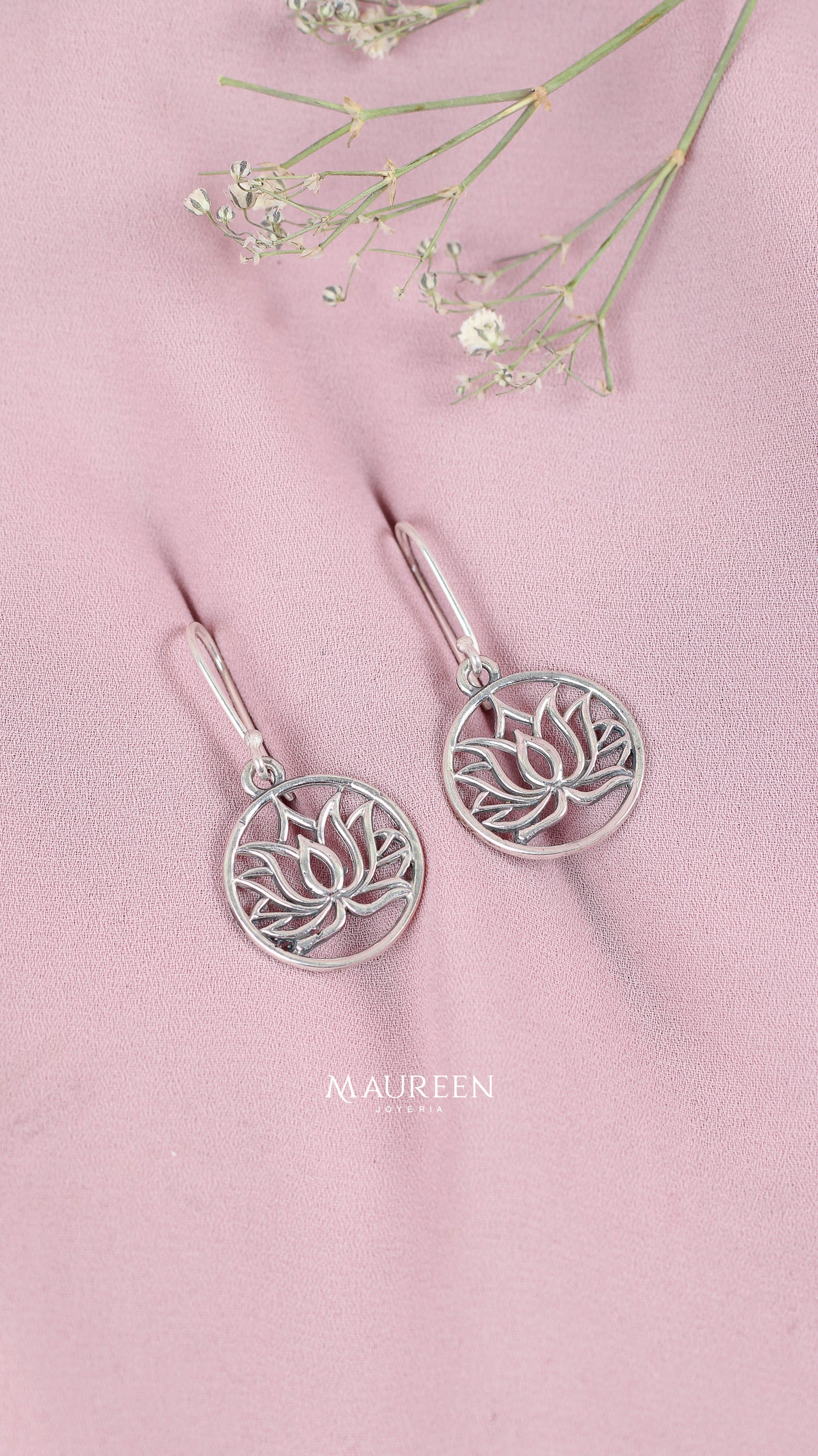Arete colgante flor de loto calado con contorno plata quemada  - Plata
