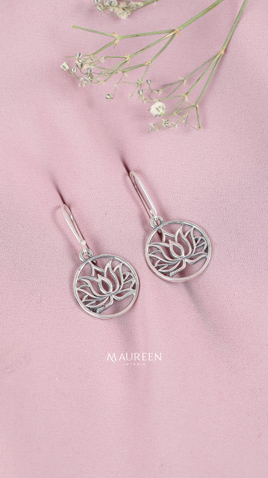 Arete colgante flor de loto calado con contorno plata quemada  - Plata